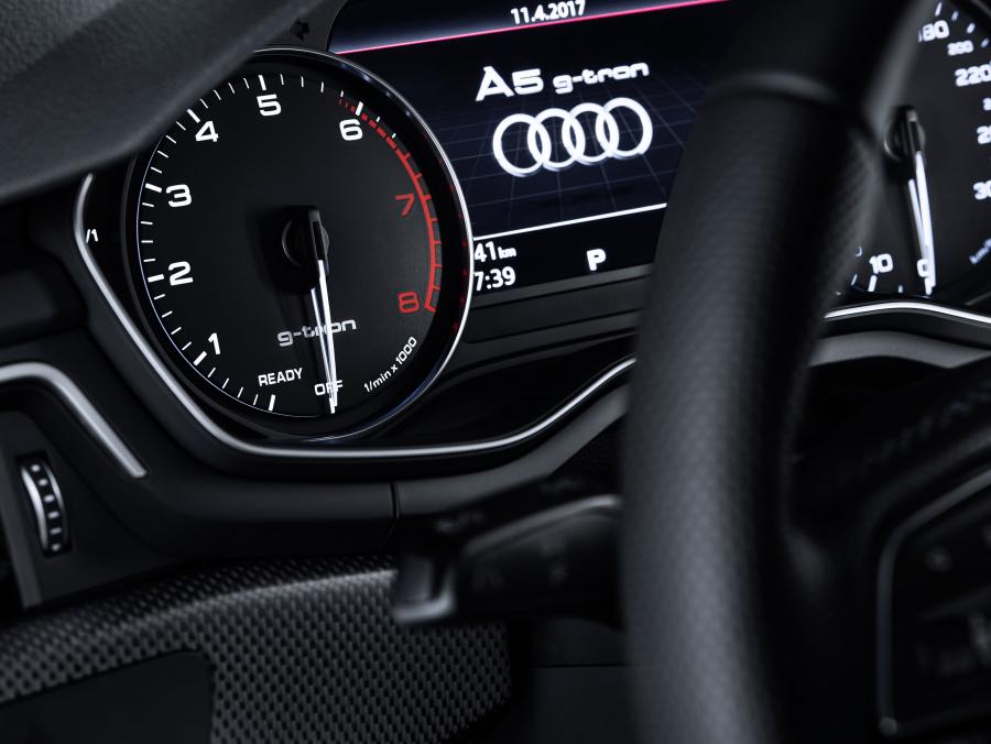 Панель приборов Audi A5 Sportback g-tron Show Car 2017 года  (фото 2 из 14)